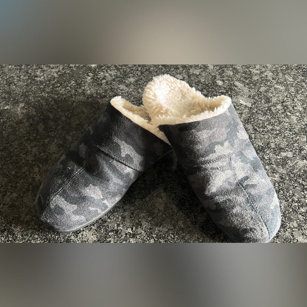 EUC Vionic men’s slippers Alfons faux fur camouflage black size 12